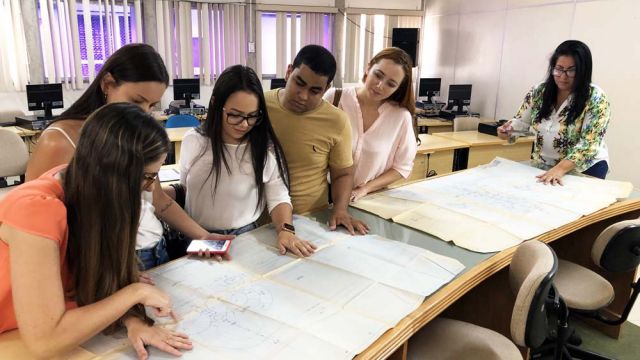 A gerente Juliana Campos apresenta as plantas do prédio da Emgetis