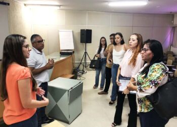 Juliana e Jesuíno reúnem os alunos para apresentar o prédio da Emgetis