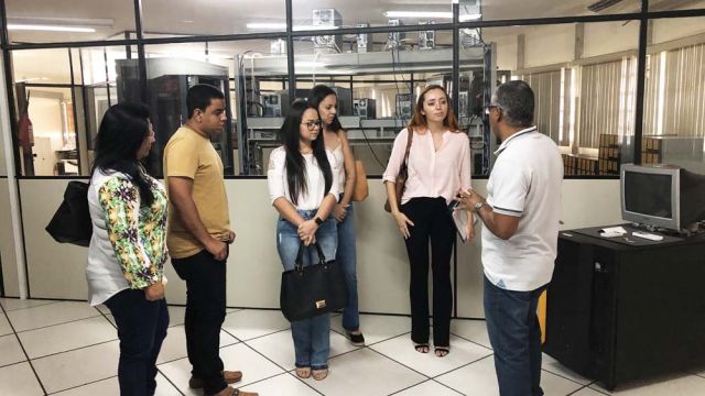 Jesuíno apresenta aos alunos o Data Center da Emgetis