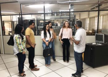 Jesuíno apresenta aos alunos o Data Center da Emgetis