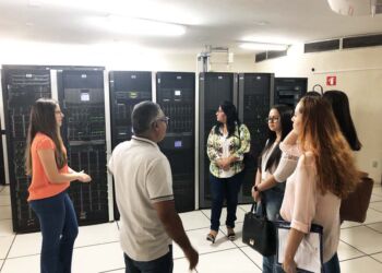 Jesuíno apresenta aos alunos o Data Center da Emgetis