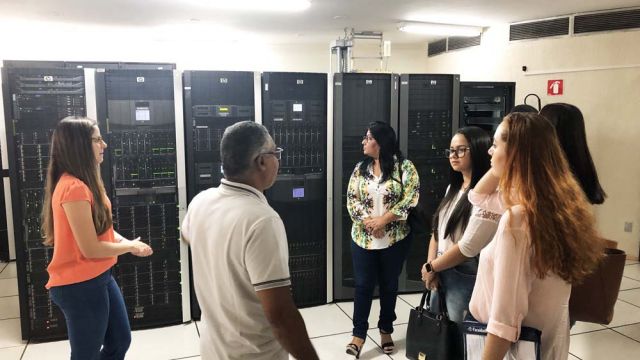 Jesuíno apresenta aos alunos o Data Center da Emgetis